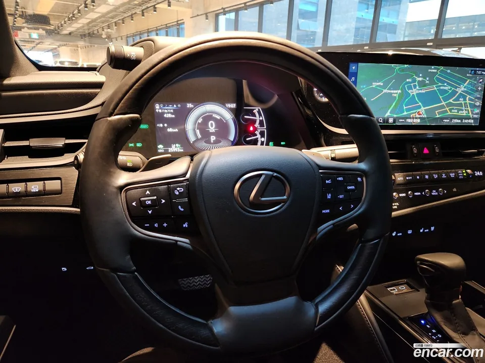 Lexus ES 300h 2023 — миниатюра 2
