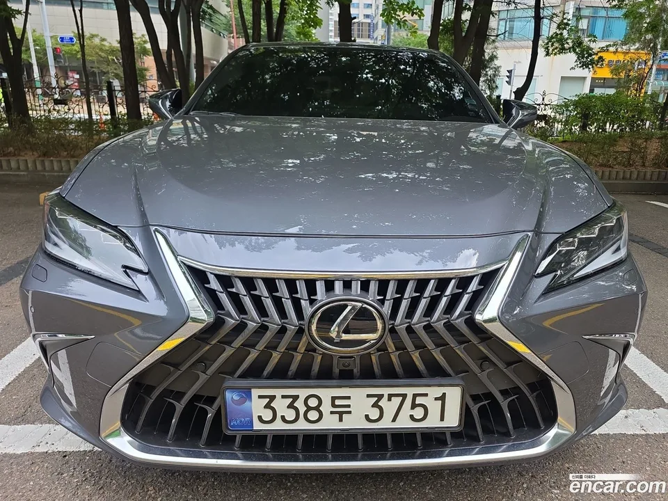 Lexus ES 300h 2023 — фото 1, купить с доставкой в Москву
