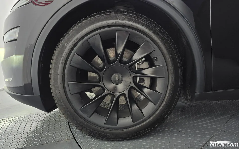 Tesla Model Y RWD 2025 — thumbnail 5