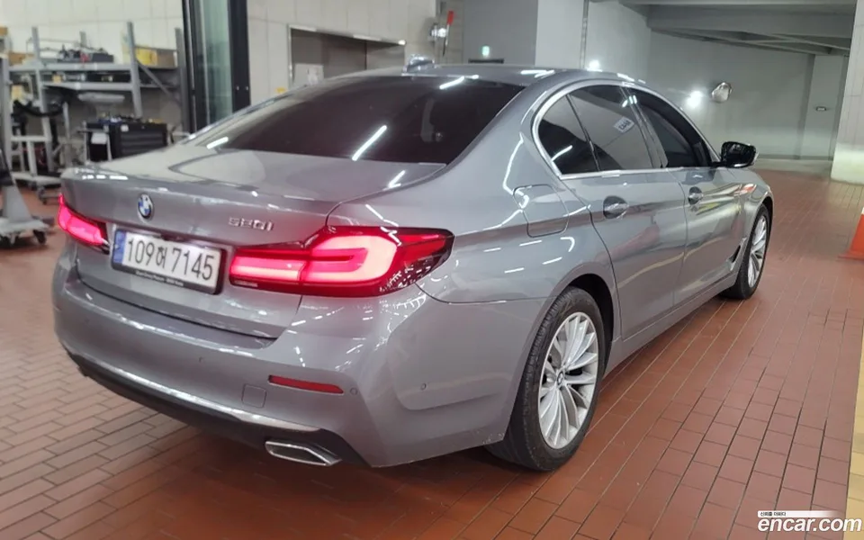 BMW 5 Series 520i 2023 — thumbnail 2