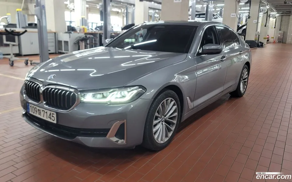 BMW 5 Series 520i 2023 — thumbnail 3