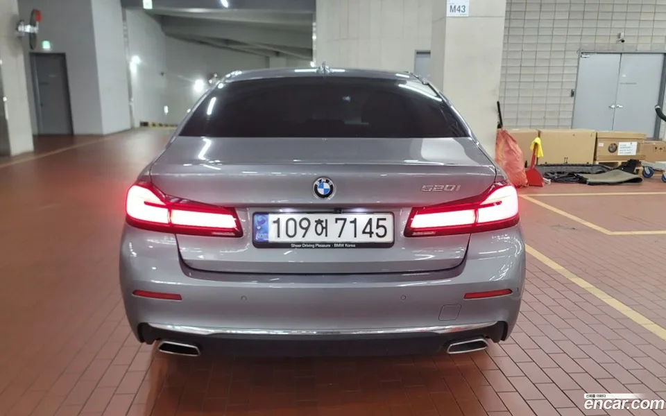 BMW 5 Series 520i 2023 — thumbnail 4