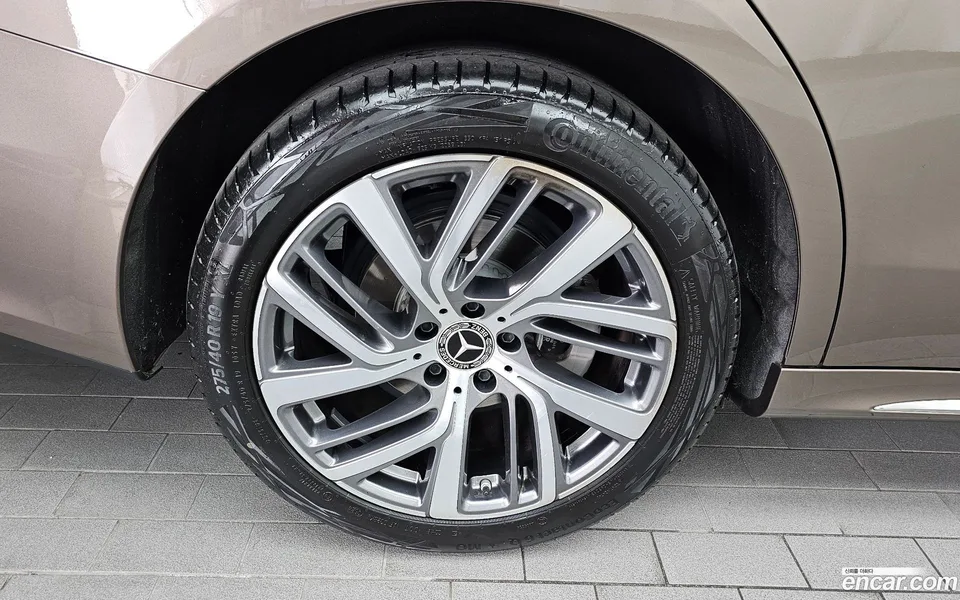 Mercedes-Benz E-Class E220d 4MATIC 2025 — thumbnail 2