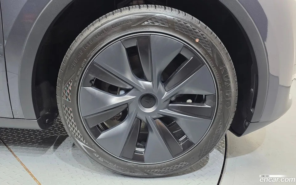 Tesla Model Y RWD 2024 — thumbnail 2