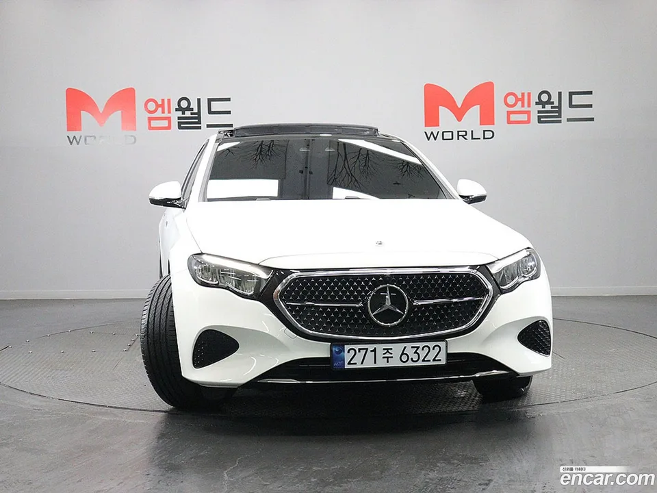 Mercedes-Benz E-Class E200 2025 — thumbnail 2