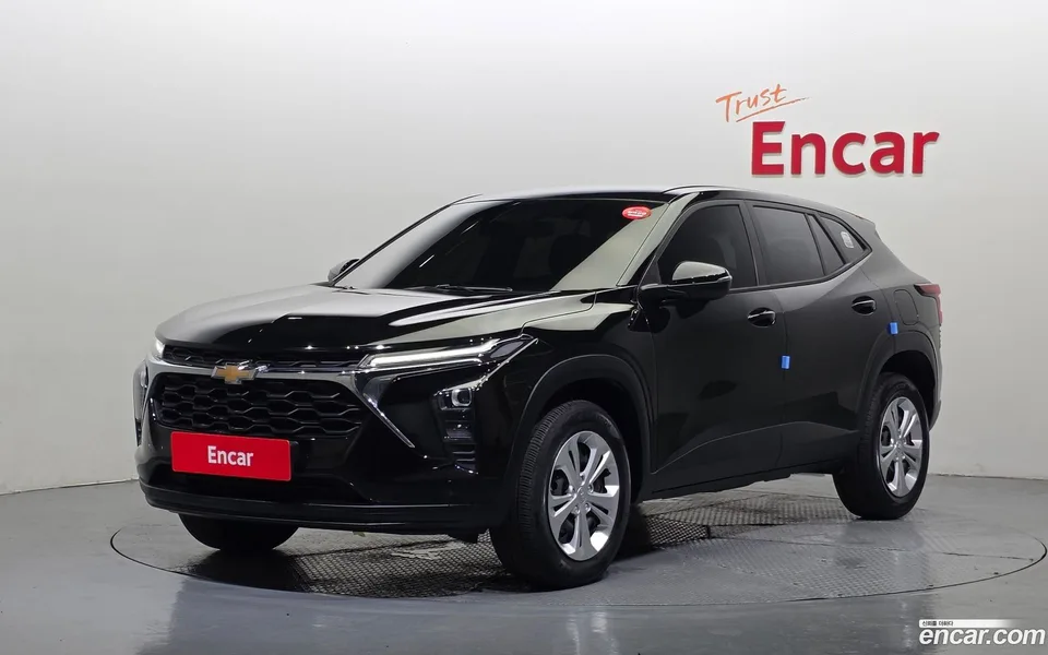 Chevrolet Trax Crossover 1.2 LS 2023 — photo 1, buy with delivery to Moscow