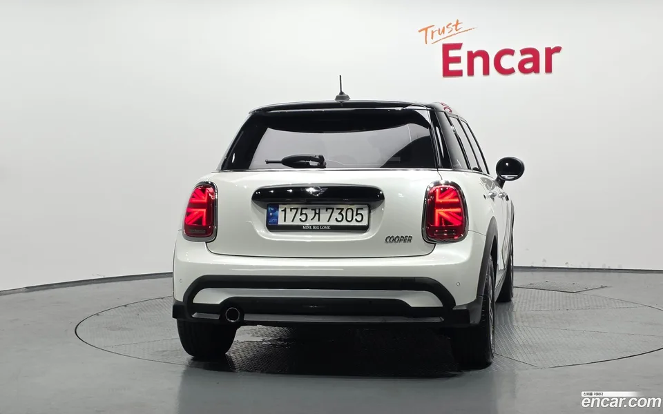 MINI Cooper 5 2023 — thumbnail 4