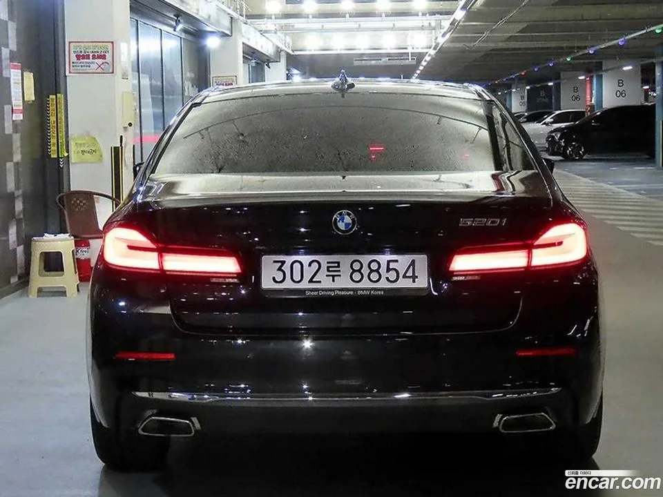 BMW 5 Series 520i 2022 — thumbnail 2
