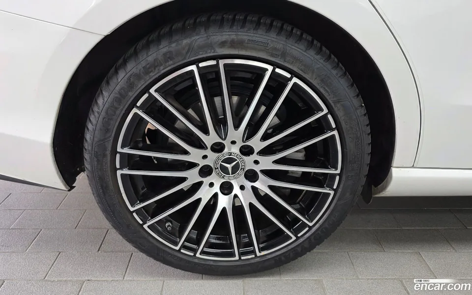 Mercedes-Benz C-Class C300 4MATIC 2023 — thumbnail 2