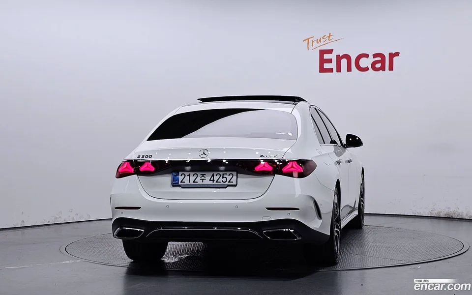 Mercedes-Benz E-Class E300 4MATIC AMG Line 2025 — thumbnail 4