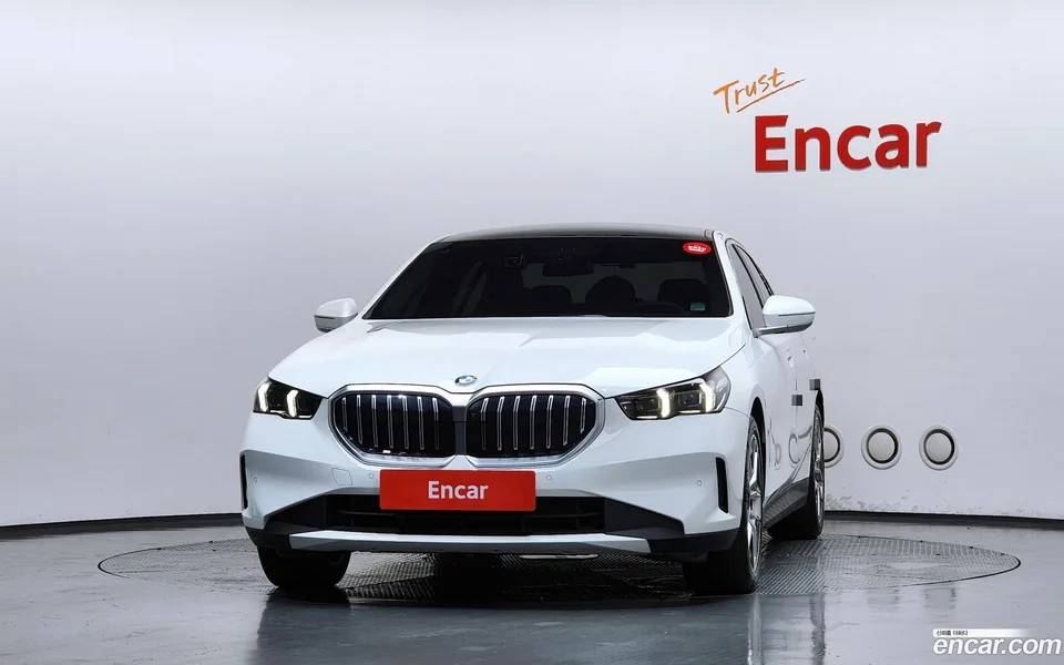 BMW 5 Series 520i 2024 — thumbnail 3