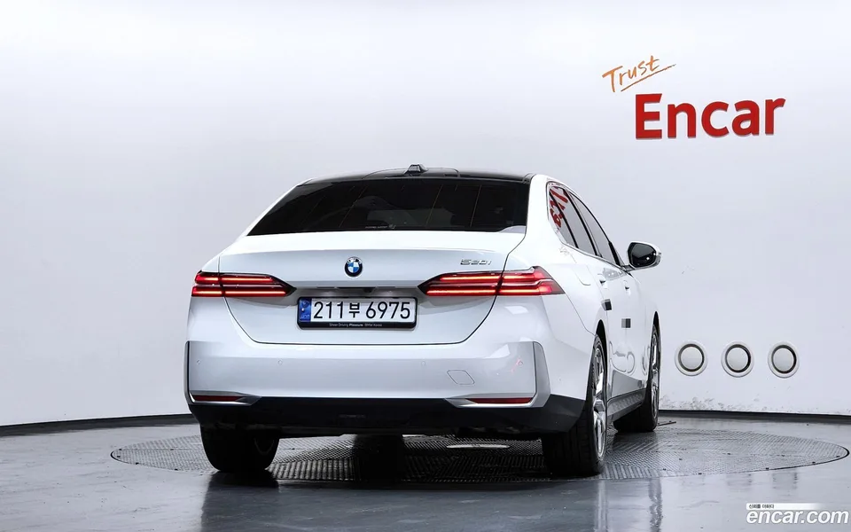 BMW 5 Series 520i 2024 — thumbnail 4