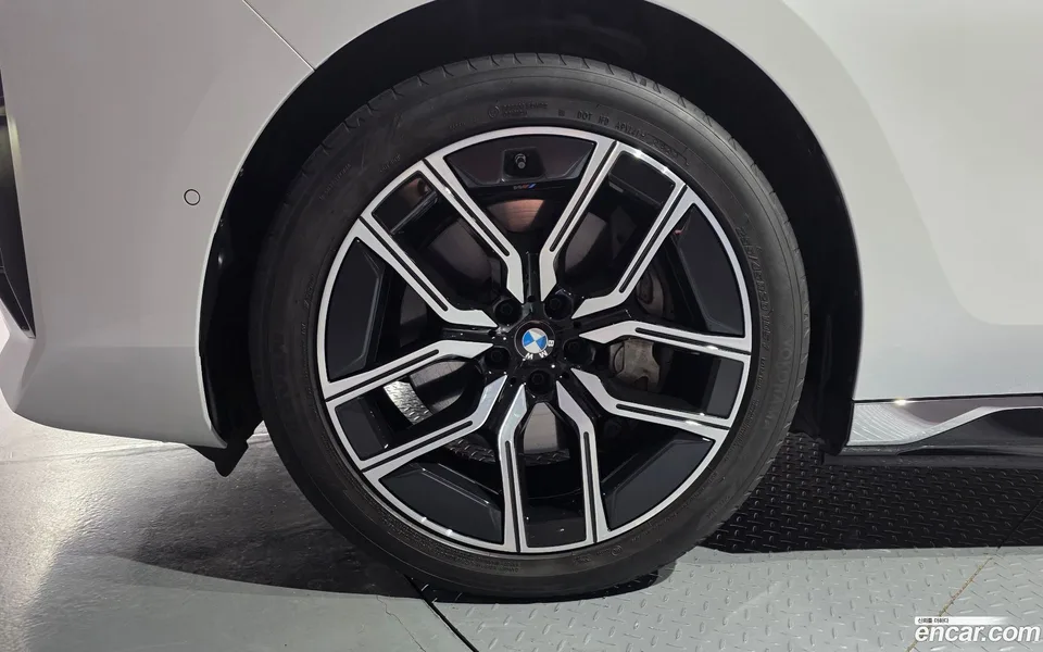 BMW i7 eDrive 50 M 2024 — thumbnail 2