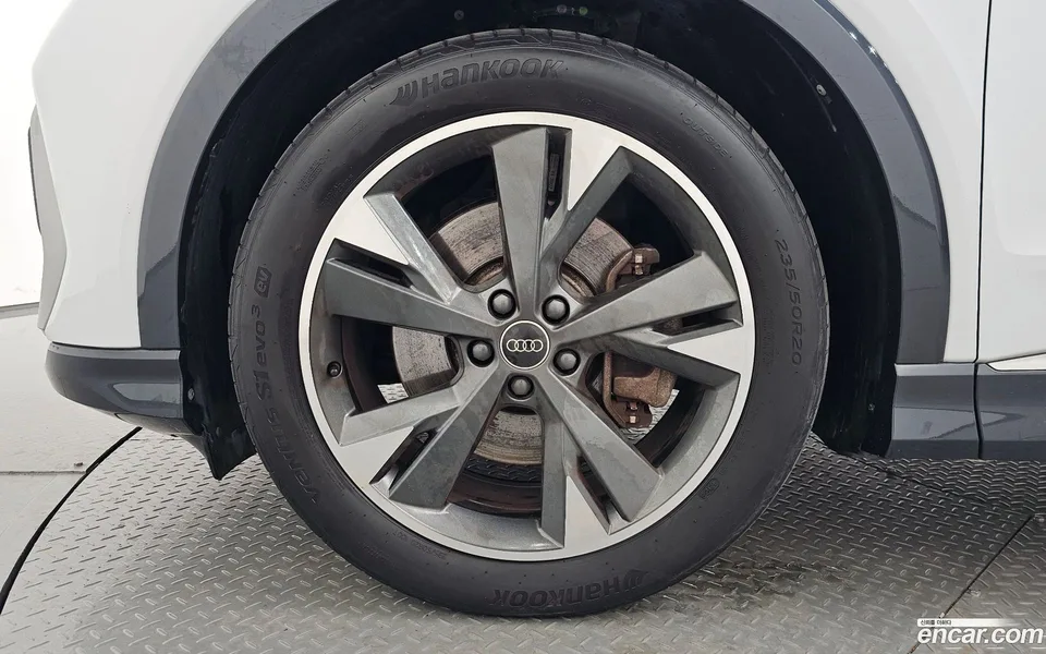 Audi Q4 e-tron 40 2023 — thumbnail 2