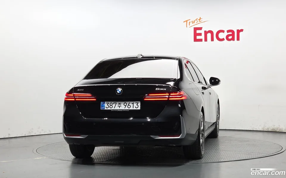 BMW 5 Series 530i xDrive 2025 — thumbnail 4