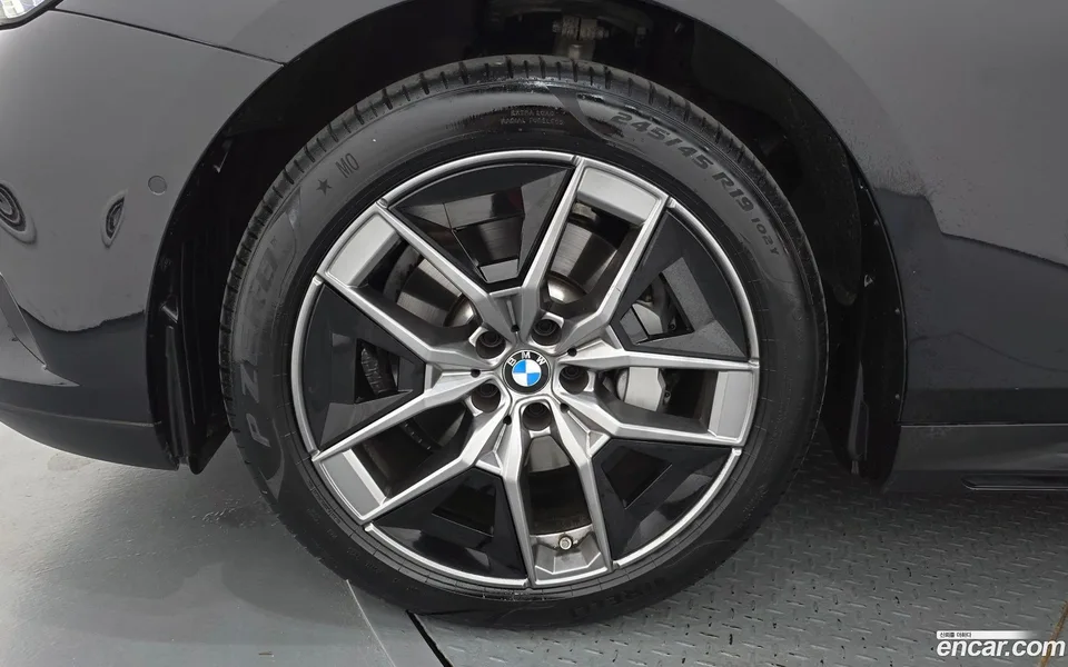 BMW 5 Series 530i xDrive 2025 — thumbnail 5