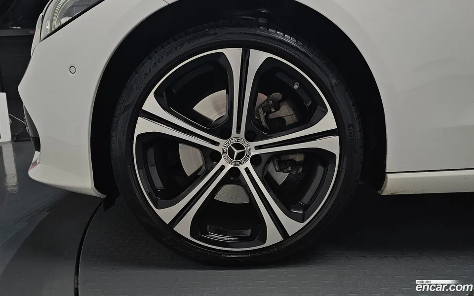 Mercedes-Benz C-Class C300 4MATIC 2023 — thumbnail 2