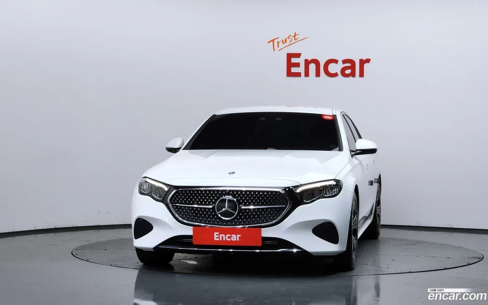 Mercedes-Benz E-Class E200 2024 — thumbnail 3