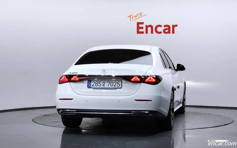 Mercedes-Benz E-Class E200 2024 — thumbnail 4