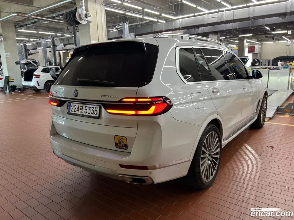 BMW X7 xDrive 40i 7 2023 — thumbnail 3