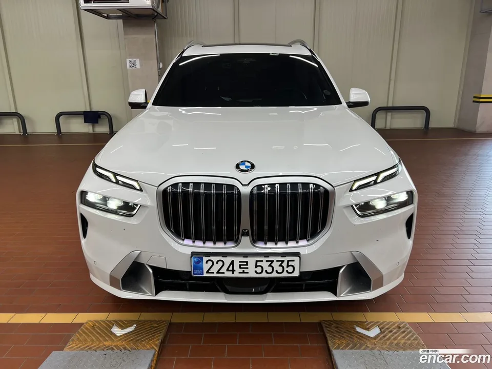 BMW X7 xDrive 40i 7 2023 — photo 1, buy with delivery to Moscow