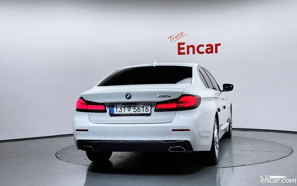 BMW 5 Series 530e 2022 — thumbnail 4