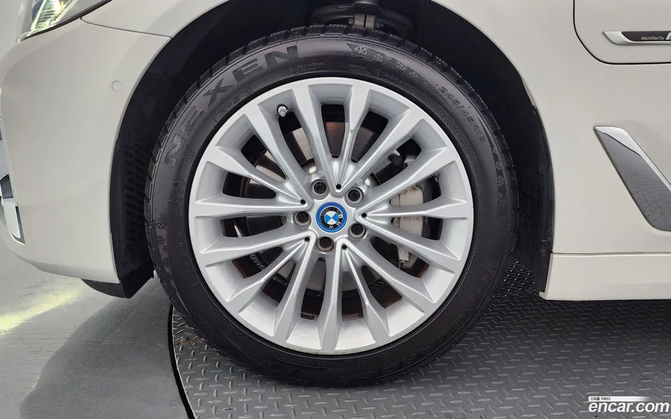 BMW 5 Series 530e 2022 — thumbnail 5
