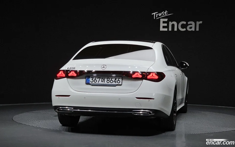 Mercedes-Benz E-Class E200 2025 — thumbnail 4