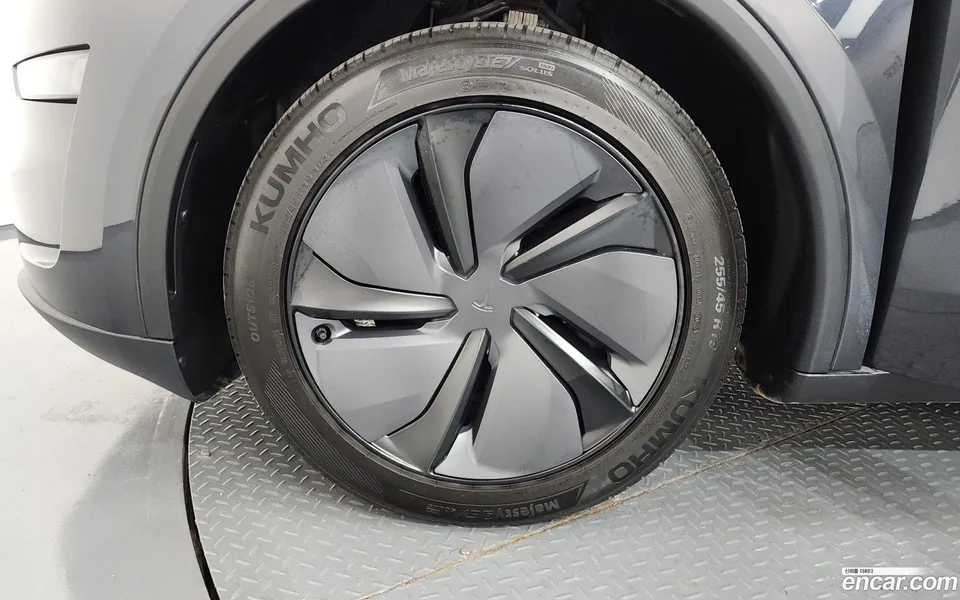 Tesla Model Y RWD 2025 — thumbnail 5