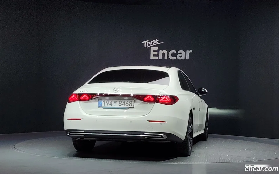 Mercedes-Benz E-Class E200 2025 — thumbnail 4