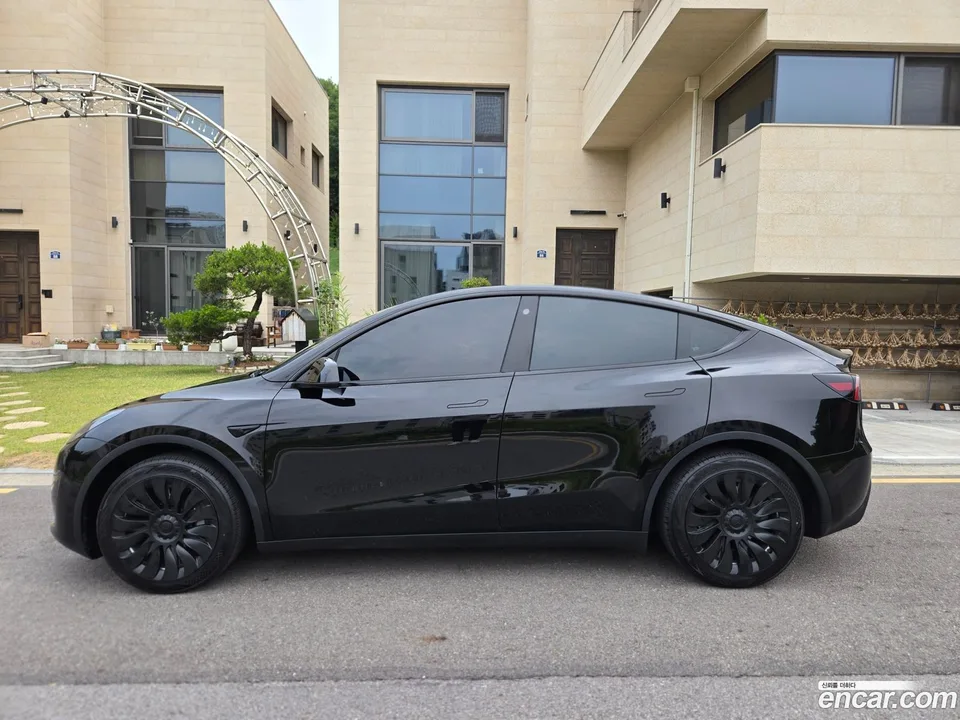 Tesla Model Y RWD 2023 — thumbnail 2