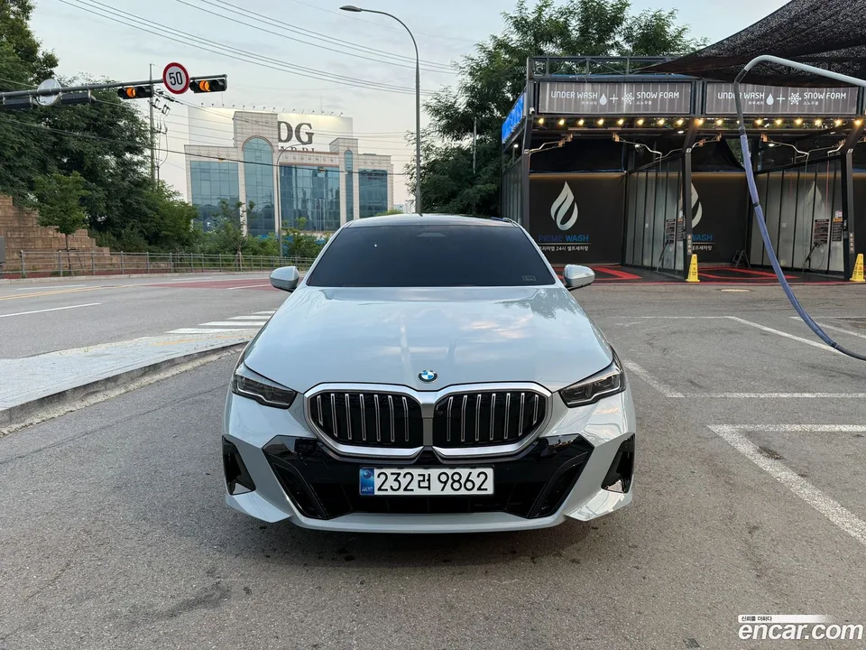 BMW 5 Series 520i M 2025 — фото 1, купить с доставкой в Москву