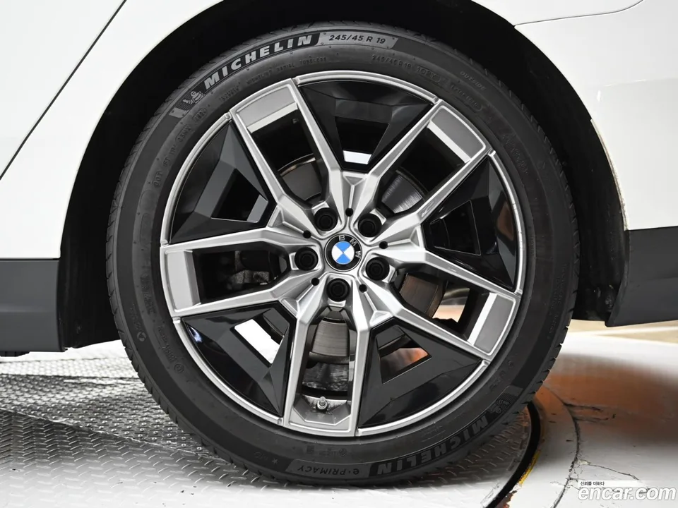 BMW 5 Series 530i xDrive 2025 — thumbnail 2