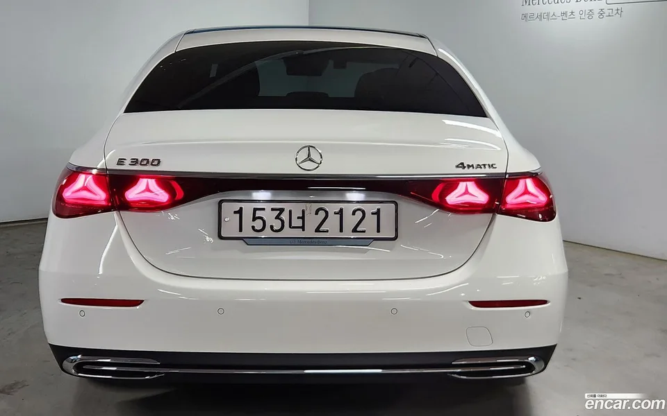 Mercedes-Benz E-Class E300 4MATIC 2024 — thumbnail 4