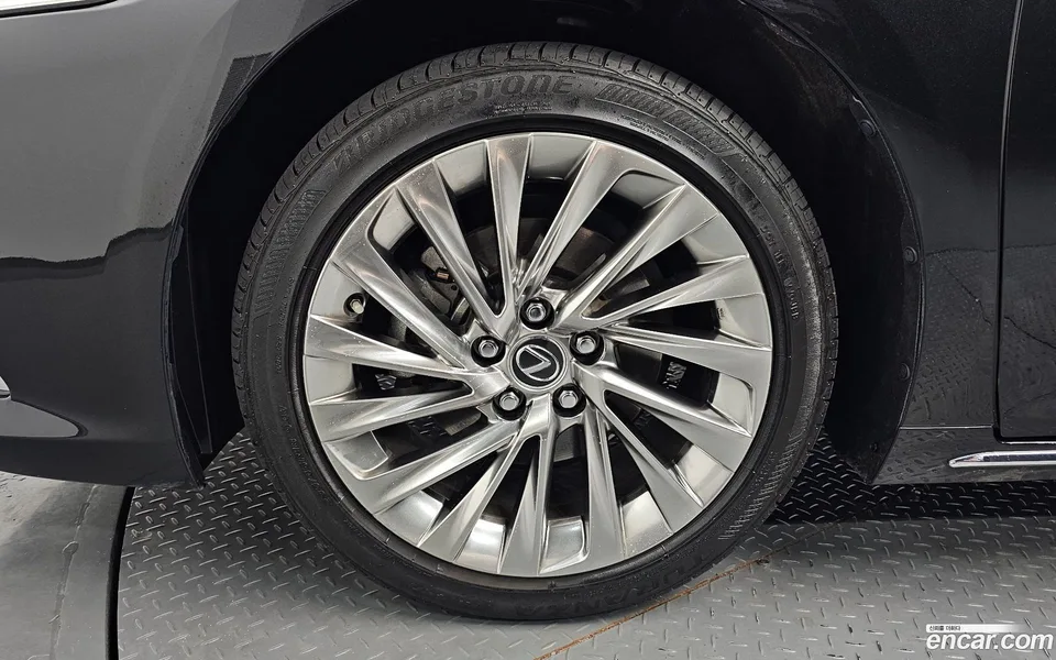 Lexus ES 300h 2025 — thumbnail 2