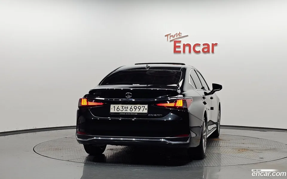Lexus ES 300h 2025 — thumbnail 4