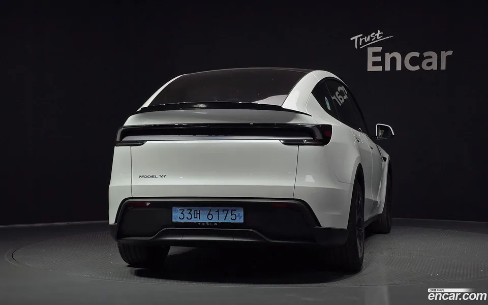 Tesla Model Y L AWD 2026 — thumbnail 4