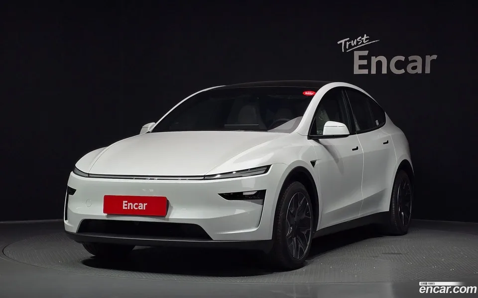 Tesla Model Y L AWD 2026 — photo 1, buy with delivery to Moscow