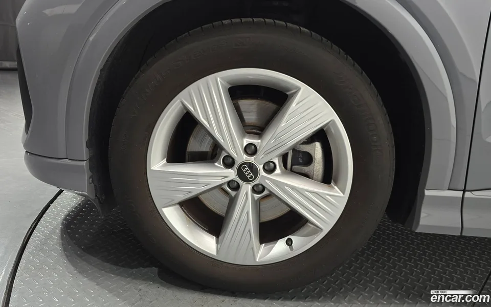 Audi Q4 e-tron 40 2023 — thumbnail 2