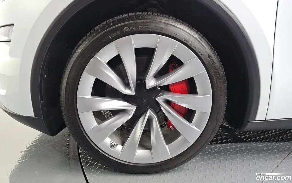 Tesla Model Y AWD 2025 — thumbnail 2