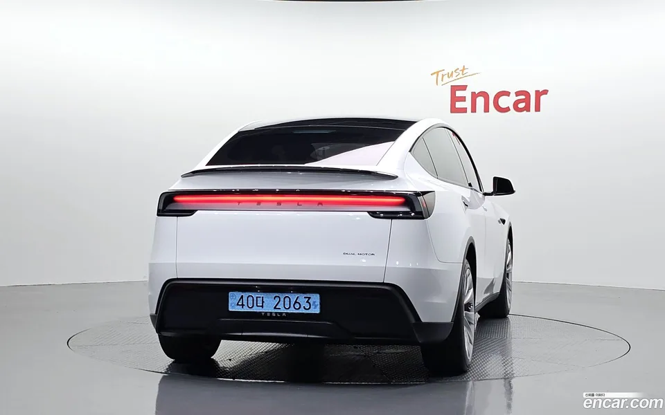 Tesla Model Y AWD 2025 — thumbnail 4