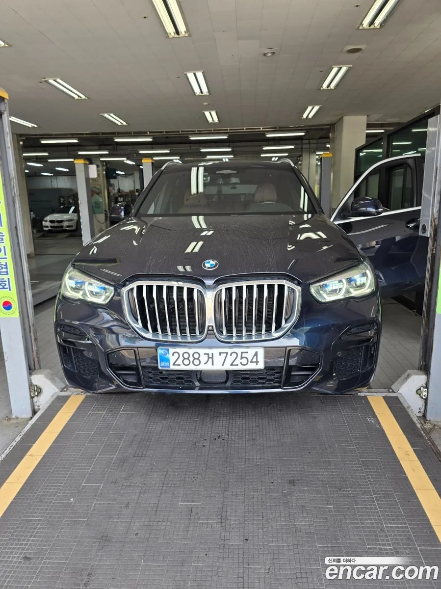 BMW X5 xDrive 40i M 2022 — photo 1, buy with delivery to Moscow