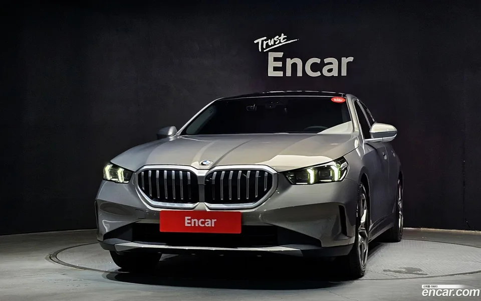 BMW 5 Series 520i 2025 — миниатюра 3