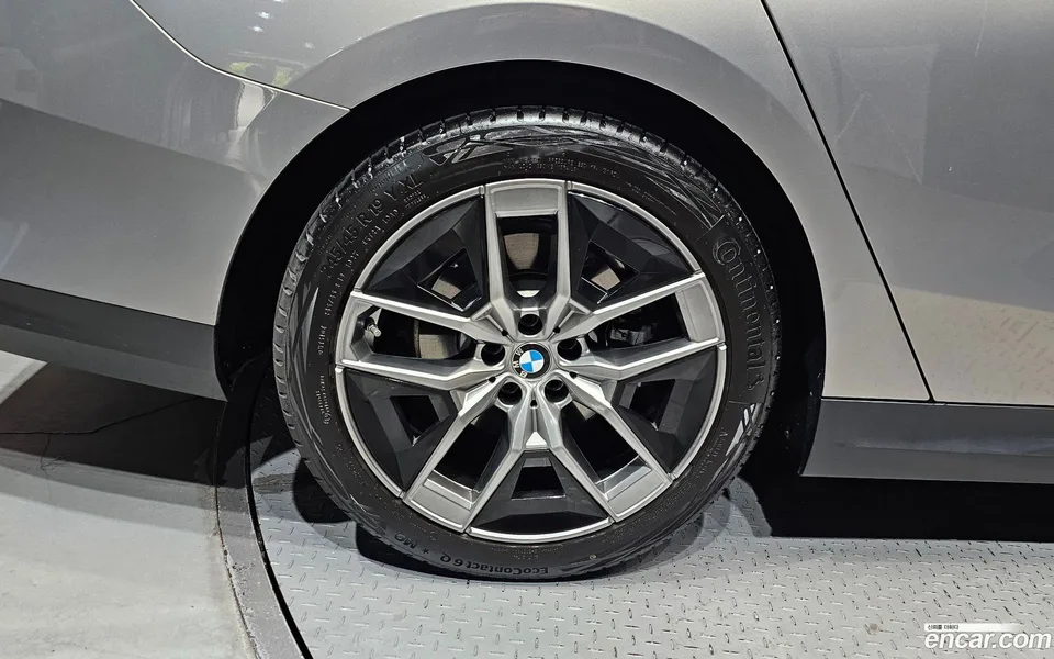 BMW 5 Series 520i 2025 — миниатюра 5