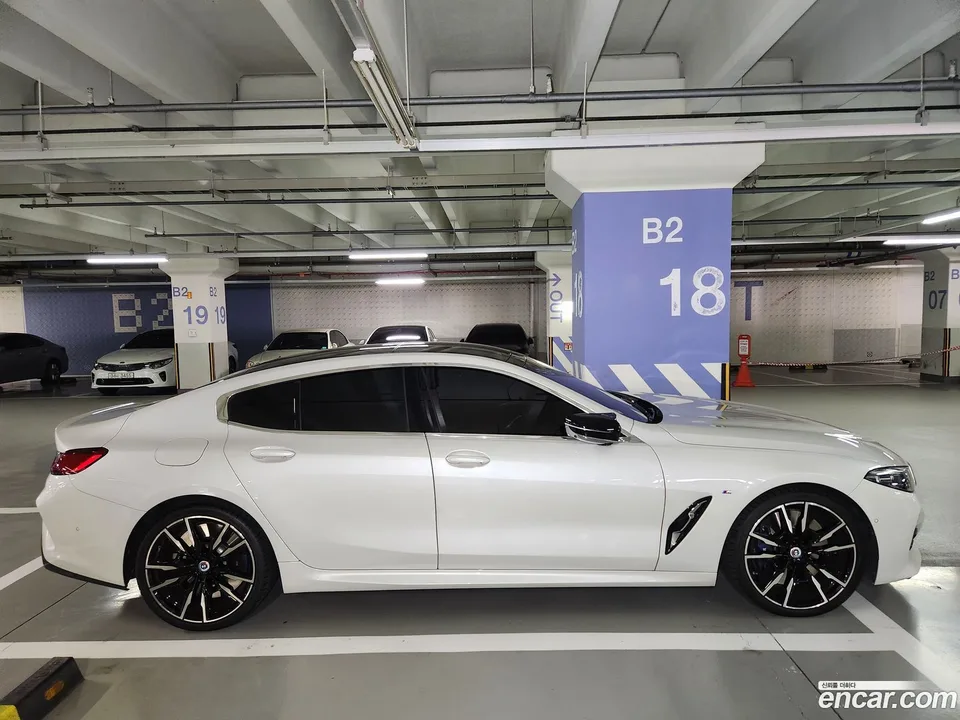 BMW 8 Series M850i xDrive 2022 — thumbnail 4