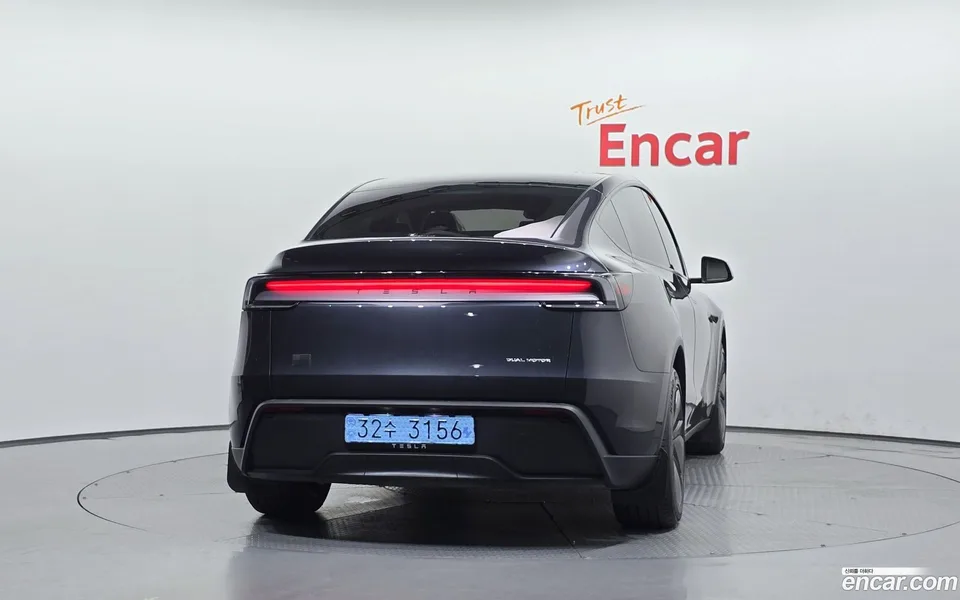 Tesla Model Y AWD 2025 — thumbnail 4