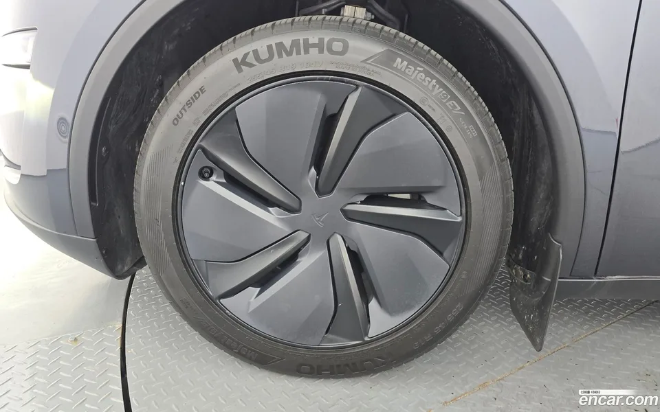 Tesla Model Y AWD 2025 — thumbnail 5