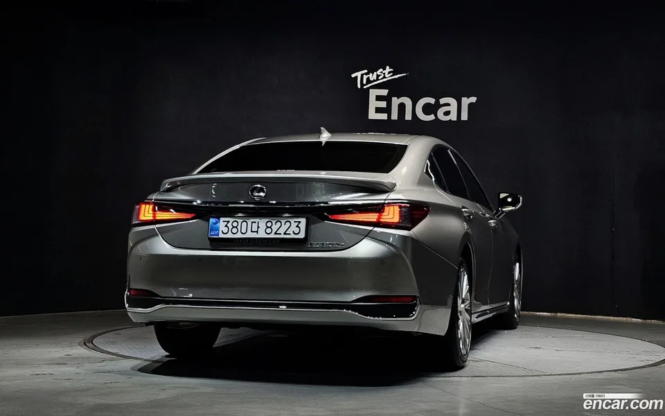 Lexus ES 300h 2025 — thumbnail 4