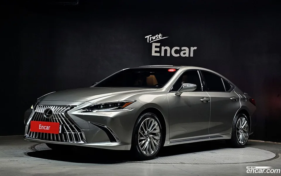 Lexus ES 300h 2025 — photo 1, buy with delivery to Moscow