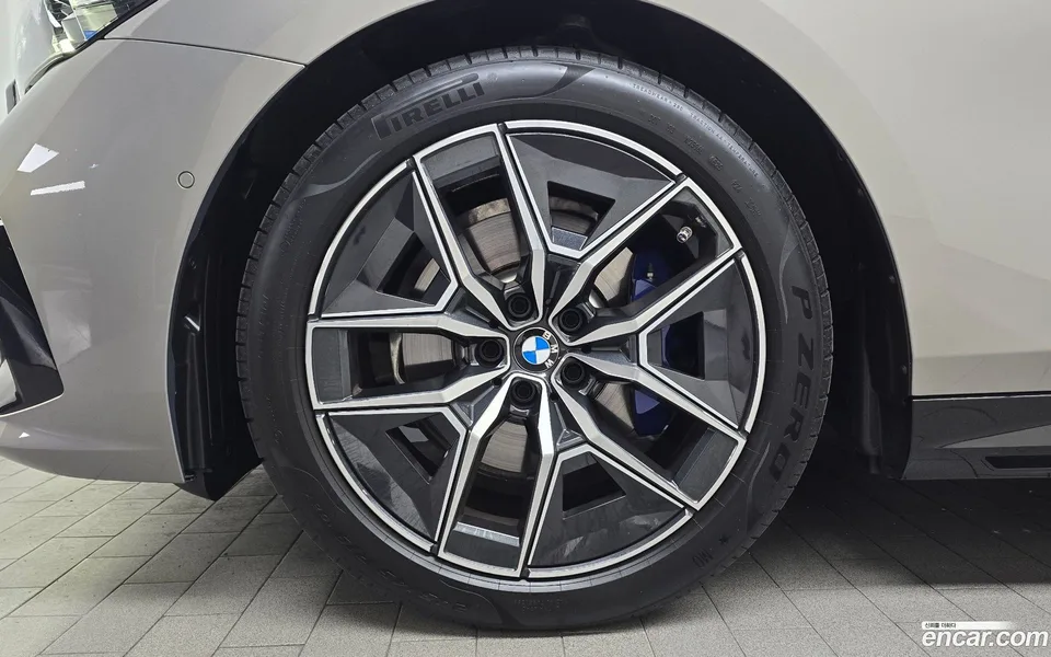 BMW 5 Series 520i M 2025 — thumbnail 2